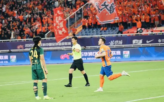 瓦科帽子戏法 泰山4-2逆转浙江 终结四轮不胜 瓦科帽子戏法 泰山4-2逆转浙江 终结四轮不胜