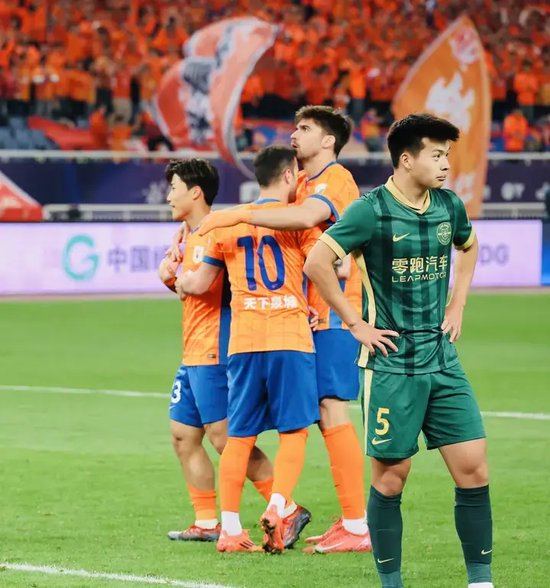 瓦科帽子戏法 泰山4-2逆转浙江 终结四轮不胜