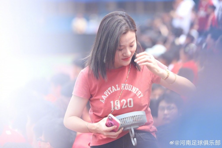 河南队间歇期备战公开：数百球迷冒暑观训，球员赛后集体签名